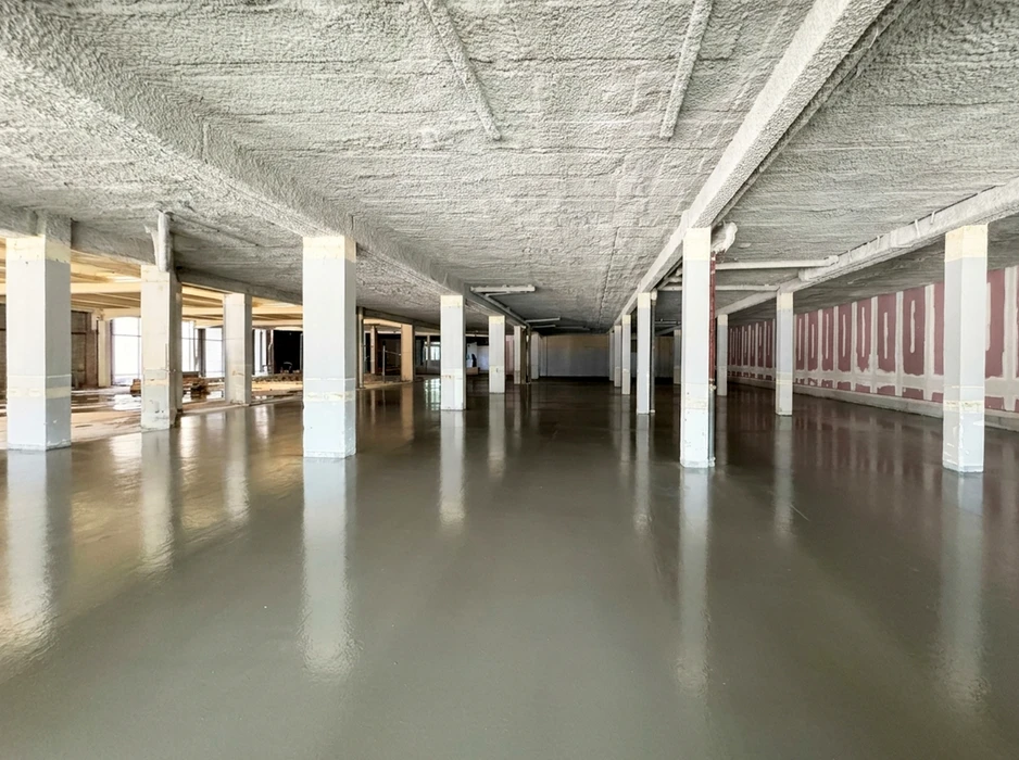 Vaste espace intérieur industriel en cours de rénovation