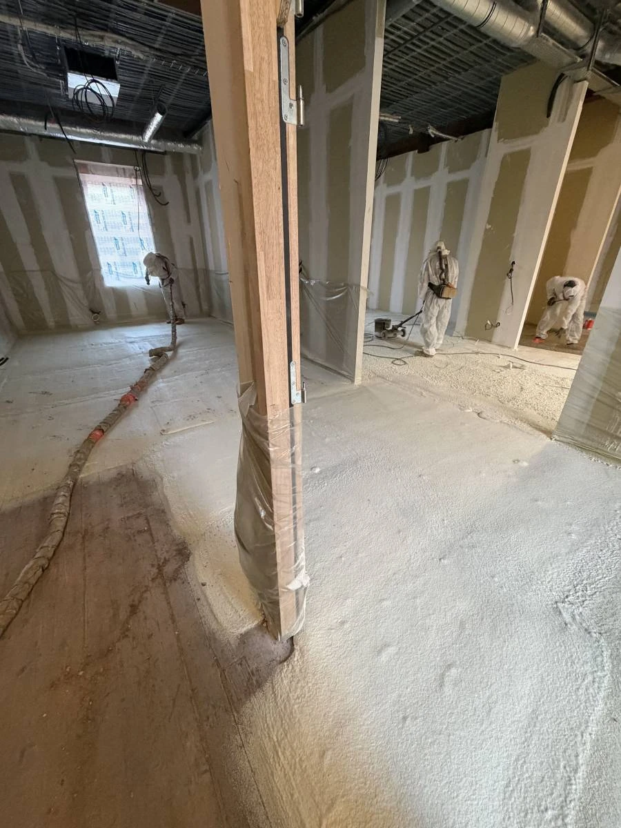 Chantier intérieur en construction, pièce lumineuse avec baies vitrées