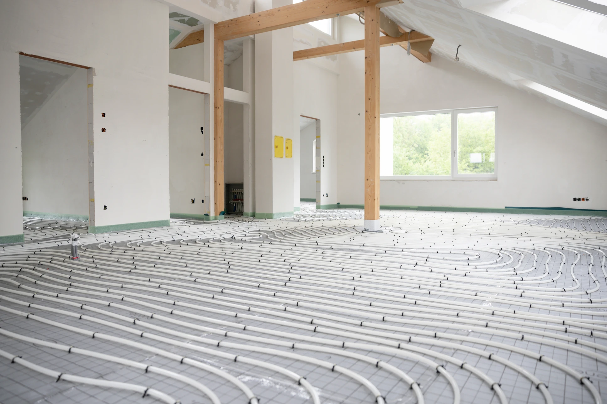 Ouvrier installant l'isolation thermique dans une maison en construction